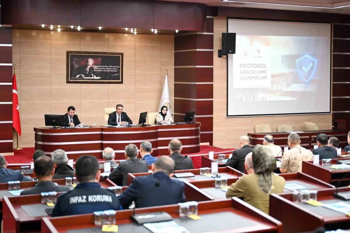 Erzurum Valisi Aydın Baruş başkanlığında okul güvenliği toplantısı yapılıyor