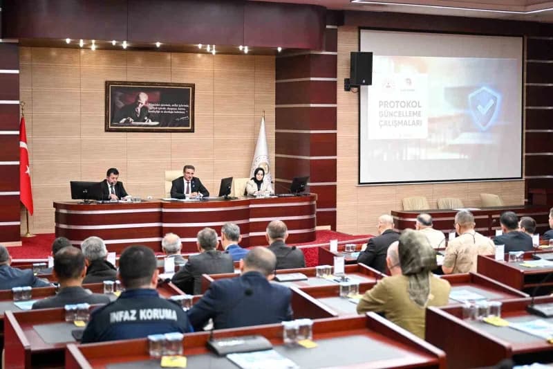 Erzurum Valisi Aydın Baruş başkanlığında okul güvenliği toplantısı yapılıyor