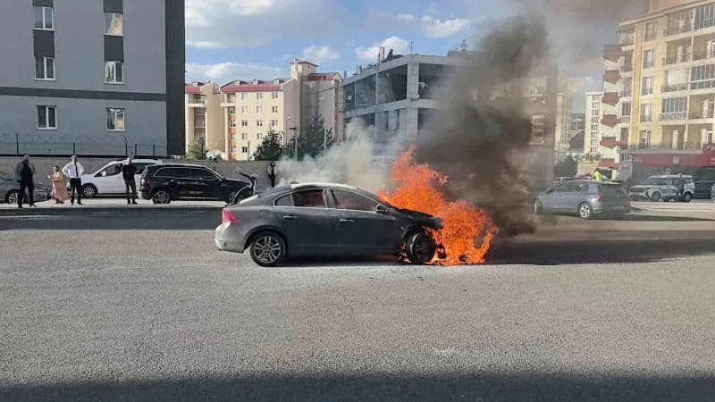 Erzurum’un Palandöken ilçesinde seyir halindeyken henüz belirlenemeyen bir nedenle alev alan otomobil, paniğe neden oldu