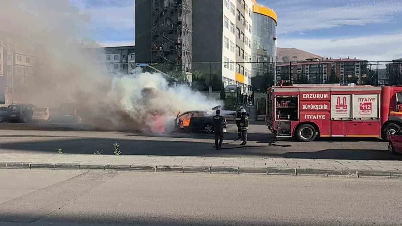 Erzurum’un Palandöken ilçesinde seyir halindeyken henüz belirlenemeyen bir nedenle alev alan otomobil, paniğe neden oldu