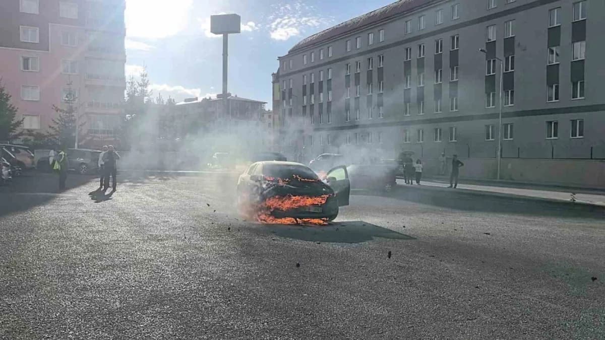 Erzurum’un Palandöken ilçesinde seyir halindeyken henüz belirlenemeyen bir nedenle alev alan otomobil, paniğe neden oldu