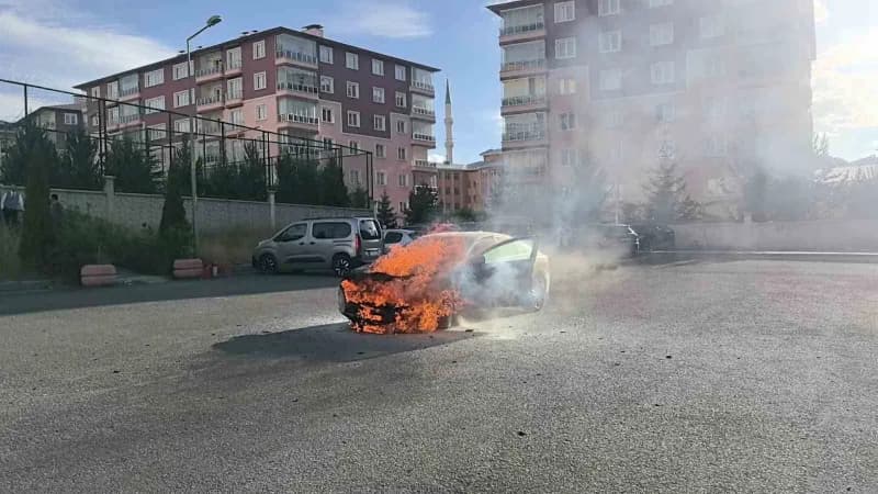 Erzurum’un Palandöken ilçesinde seyir halindeyken henüz belirlenemeyen bir nedenle alev alan otomobil, paniğe neden oldu