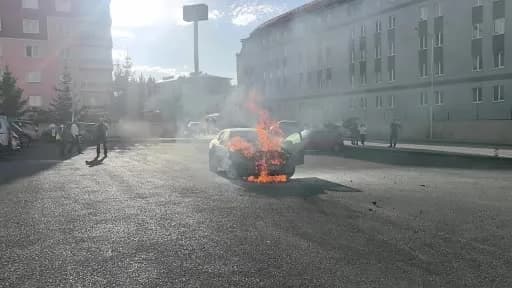 Erzurum Palandöken ilçesinde seyir halindeyken alev alan otomobil ve itfaiye ekiplerinin müdahalesi