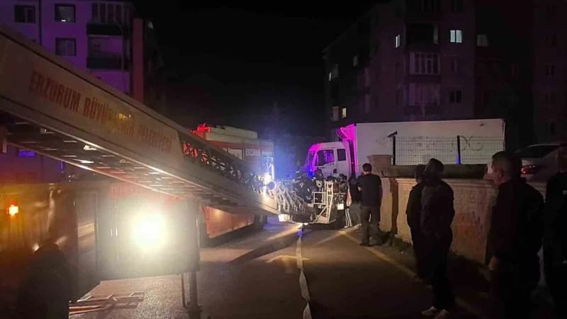 Erzurum’un Palandöken ilçesinde bir apartmanın 5’inci katında çıkan Yangın korku ve paniğe neden oldu. Yoğun duman neden