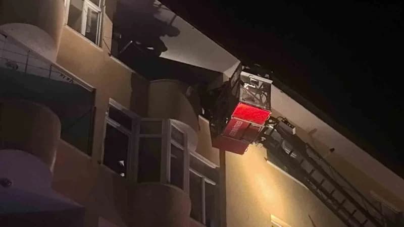 Erzurum’un Palandöken ilçesinde bir apartmanın 5’inci katında çıkan Yangın korku ve paniğe neden oldu. Yoğun duman neden