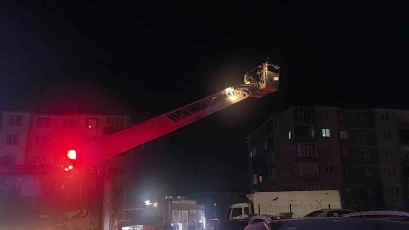 Erzurum’un Palandöken ilçesinde bir apartmanın 5’inci katında çıkan Yangın korku ve paniğe neden oldu. Yoğun duman neden