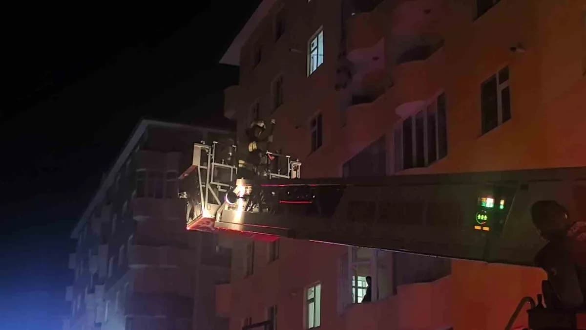 Erzurum’un Palandöken ilçesinde bir apartmanın 5’inci katında çıkan Yangın korku ve paniğe neden oldu. Yoğun duman neden