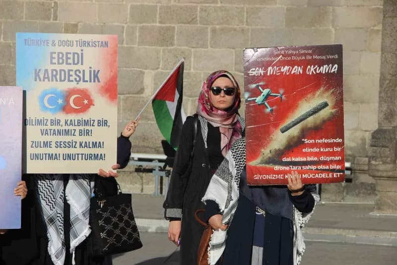 Erzurum’da hekimler, sağlık çalışanları ve vatandaşlar, İsrail’in Gazze’ye yönelik saldırılarını protesto etmek amacıyla