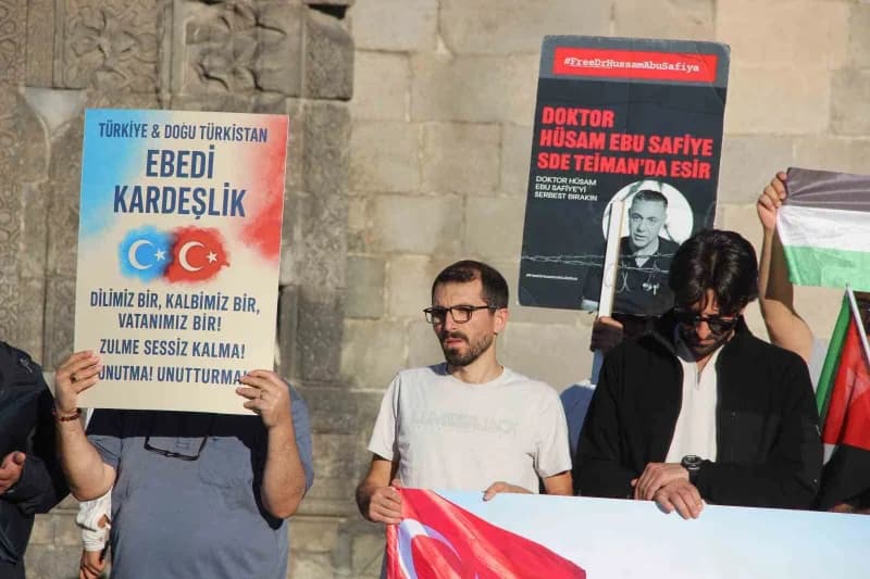 Erzurum’da hekimler, sağlık çalışanları ve vatandaşlar, İsrail’in Gazze’ye yönelik saldırılarını protesto etmek amacıyla