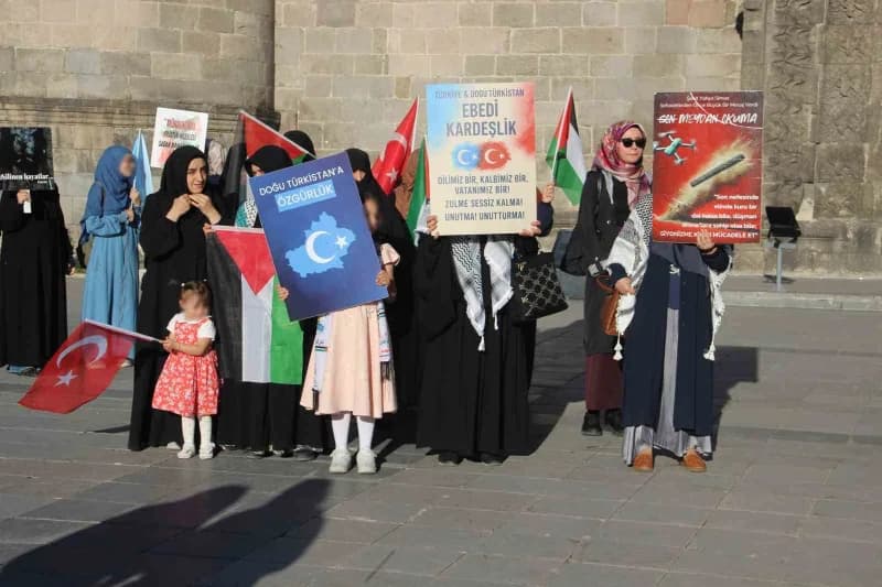 Erzurum’da hekimler, sağlık çalışanları ve vatandaşlar, İsrail’in Gazze’ye yönelik saldırılarını protesto etmek amacıyla