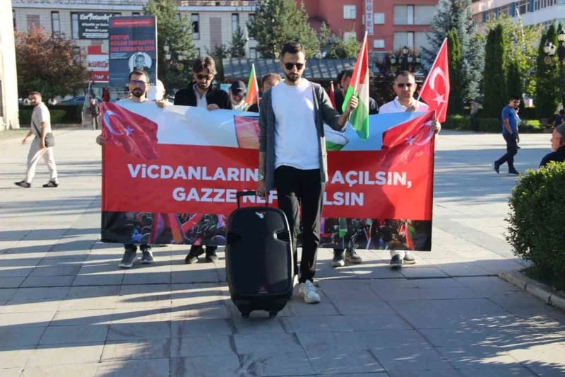 Erzurum’da sağlık çalışanları ve vatandaşlar Gazze için düzenlenen sessiz yürüyüşte Filistin bayraklarıyla yürürken