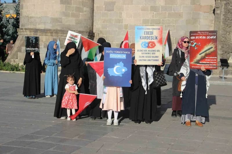 Erzurum’da hekimler, sağlık çalışanları ve vatandaşlar, İsrail’in Gazze’ye yönelik saldırılarını protesto etmek amacıyla