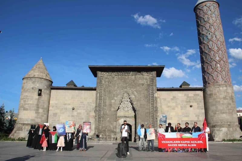 Erzurum’da hekimler, sağlık çalışanları ve vatandaşlar, İsrail’in Gazze’ye yönelik saldırılarını protesto etmek amacıyla