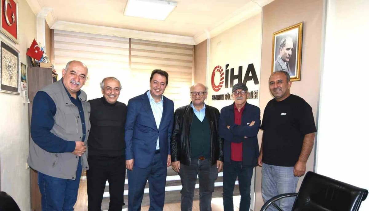 Erzurum Tarih Derneği Başkanı Hacı Ömer Özden ve yönetim kurulu üyeleri basın temsilcileriyle görüşme yaparken