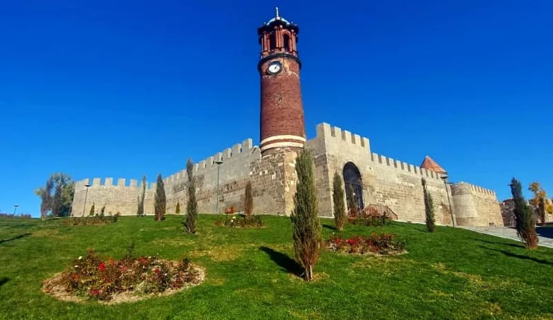 Erzurum Kalesi içindeki tarihi Tepsi Minare'nin dış görünümü