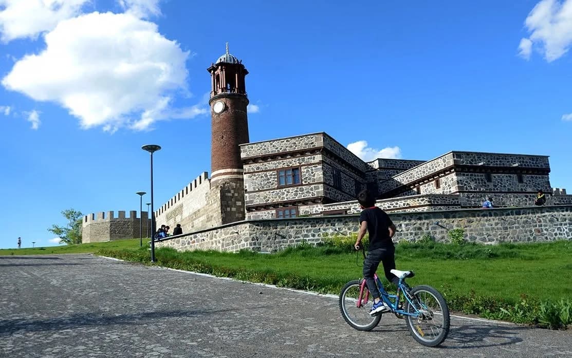 Erzurum Kalesi içerisinde yer alan kentin simge yapılarından tarihi Tepsi Minare (Saat Kulesi), bakım, onarım ve tadilat
