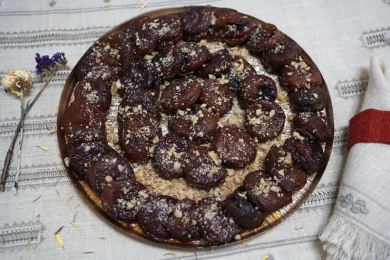 Erzurum’un coğrafi işaretli tatlılarından Erzurum Pastası ve Dut Çullaması tabakta sunulmuş