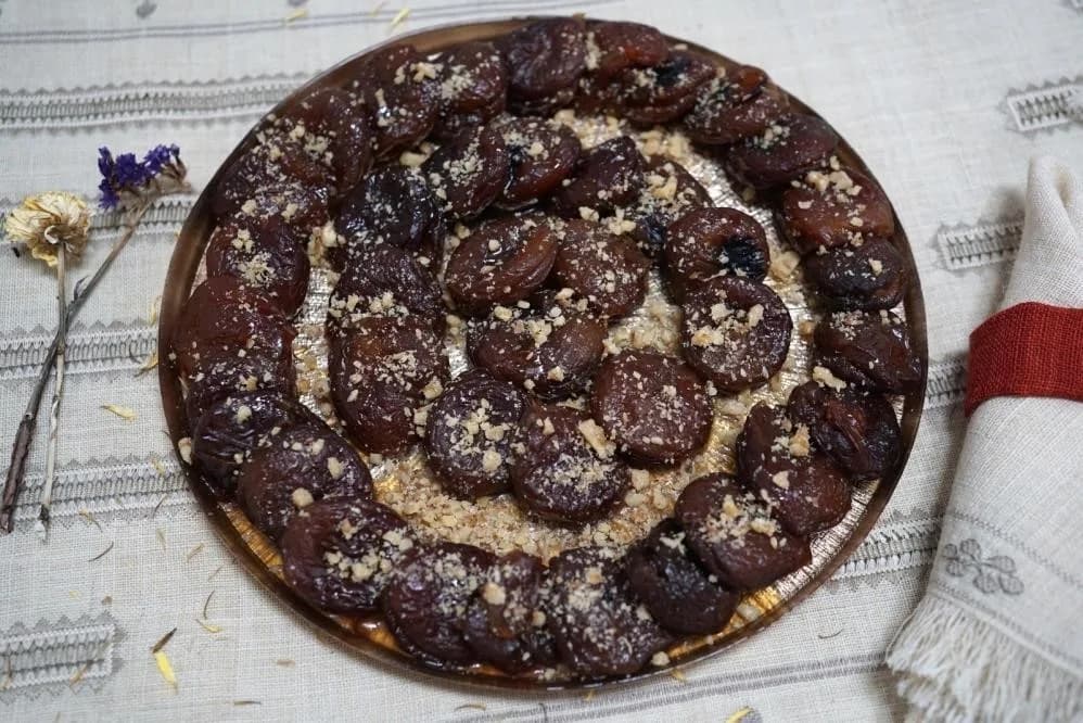 Erzurum’un coğrafi işaretli tatlılarından Erzurum Pastası ve Dut Çullaması tabakta sunulmuş