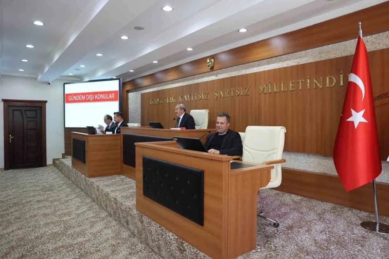 Erzurum Büyükşehir Belediye Başkan Vekili Mehmet Akarsu başkanlığında, Erzurum Büyükşehir Belediyesi Meclis Salonu’nda 8