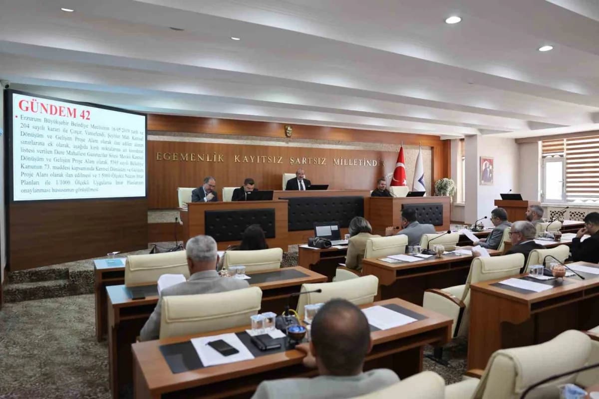 Erzurum Büyükşehir Belediye Meclisi toplantı salonunda meclis üyeleri toplantı yaparken