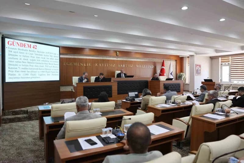 Erzurum Büyükşehir Belediye Meclisi toplantı salonunda meclis üyeleri toplantı yaparken