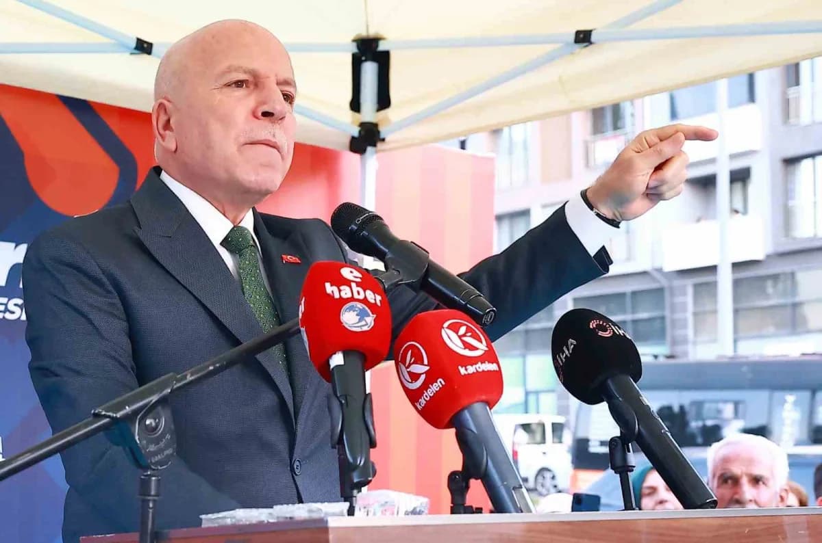 Erzurum Tosya Halk Pazarı açılış töreninde vatandaşlar ve belediye yetkilileri