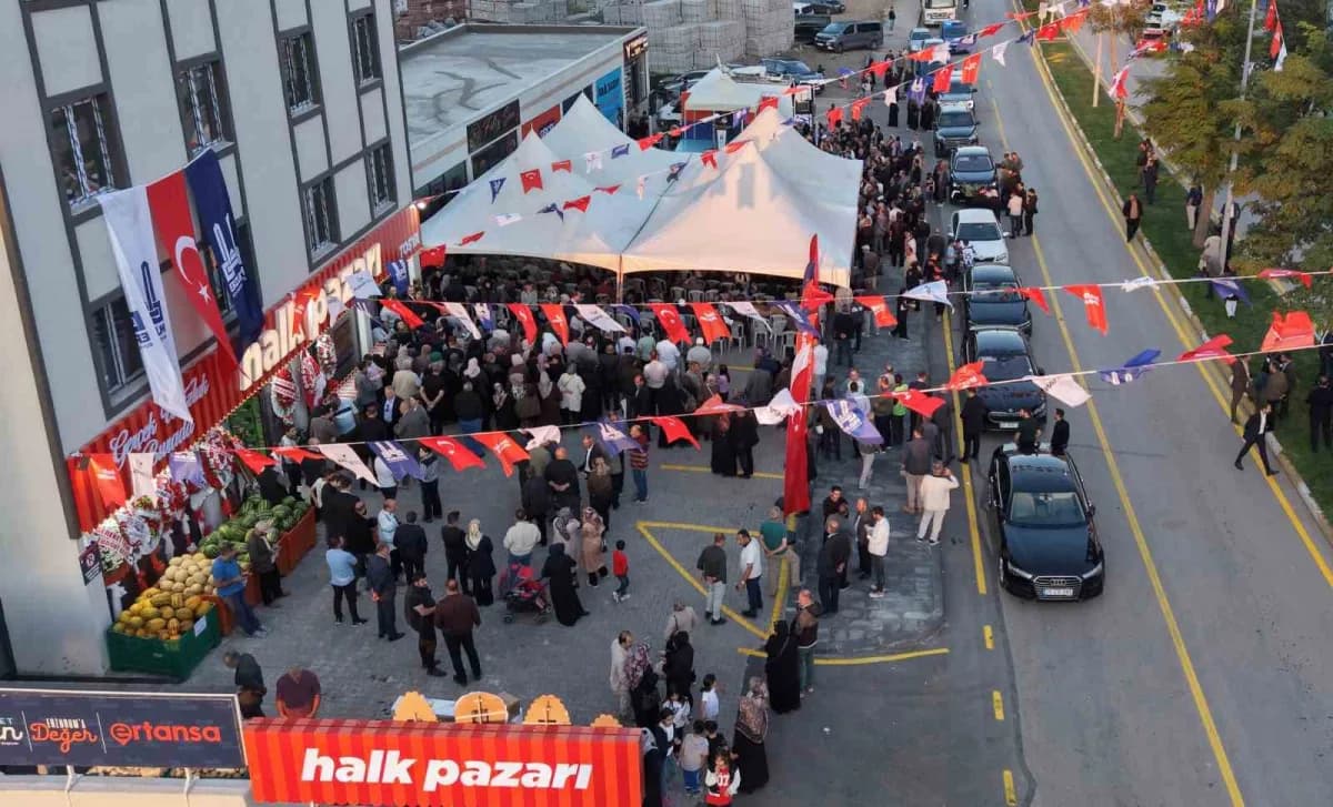 Erzurum Büyükşehir Belediyesi’nin en önemli sosyal projelerinden biri olan Tosya Halk Pazarı, düzenlenen törenle açıldı.