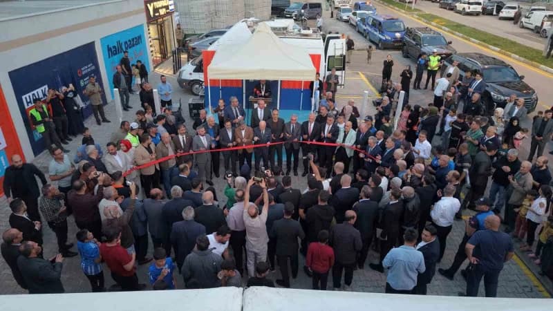 Erzurum Büyükşehir Belediyesi’nin en önemli sosyal projelerinden biri olan Tosya Halk Pazarı, düzenlenen törenle açıldı.
