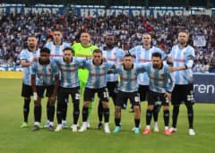 Erzurumspor FK futbolcuları maç sırasında mücadele ediyor
