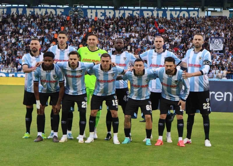 Erzurumspor FK futbolcuları maç sırasında mücadele ediyor