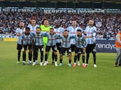Erzurumspor FK futbolcuları antrenman yaparken milli ara öncesi son hazırlıklarını sürdürüyor