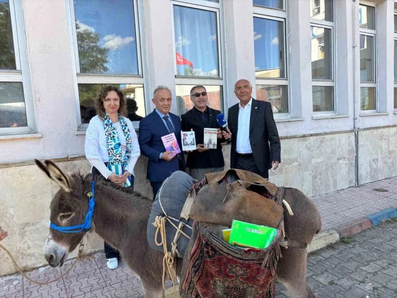 Almanya’da çalışırken çocukluk hayalinin peşine düşen 63 yaşındaki Ersin Bilge, eşeği Karakaçan’la birlikte köy köy, şeh