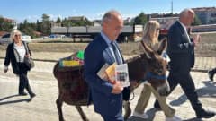 Ersin Bilge, eşeği Karakaçan ile Karabük Eflani’de köy çocuklarına kitap ve kırtasiye malzemesi dağıtıyor