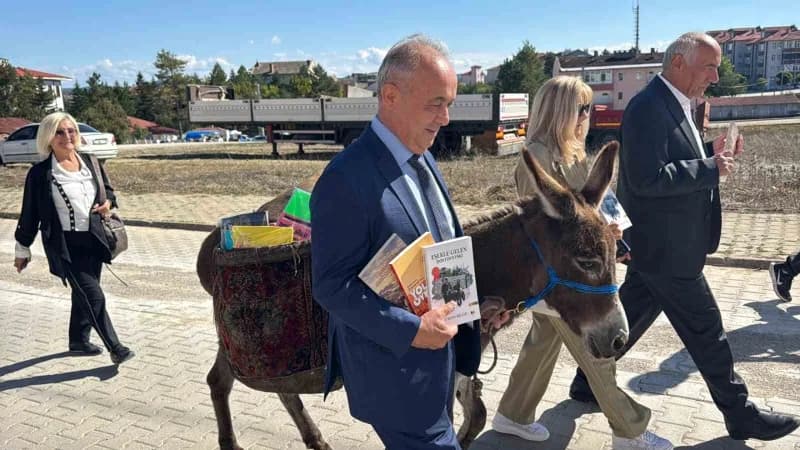 Ersin Bilge, eşeği Karakaçan ile Karabük Eflani’de köy çocuklarına kitap ve kırtasiye malzemesi dağıtıyor