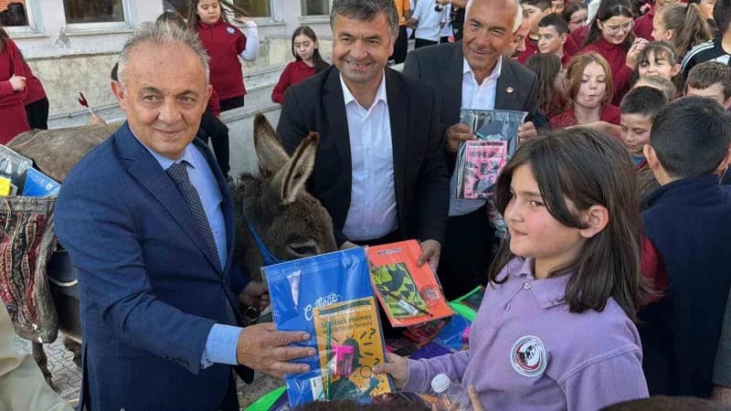 Almanya’da çalışırken çocukluk hayalinin peşine düşen 63 yaşındaki Ersin Bilge, eşeği Karakaçan’la birlikte köy köy, şeh