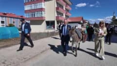 Ersin Bilge eşeği Karakaçan ile Karabük Eflani’de köy çocuklarına kitap ve kırtasiye malzemesi dağıtıyor