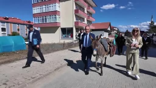 Ersin Bilge eşeği Karakaçan ile Karabük Eflani’de köy çocuklarına kitap ve kırtasiye malzemesi dağıtıyor