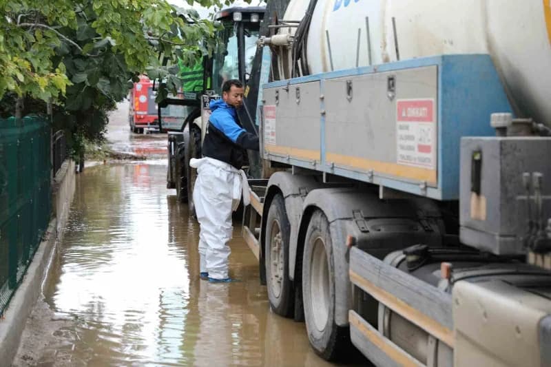 Bursa Büyükşehir Belediye Başkan Vekili Şahin Biba, il genelinde etkili olan yağışın ardından sel ve su baskını yaşanan