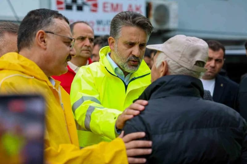 Bursa Mudanya Esence Mahallesi’nde sel sonrası altyapı ve temizlik çalışmaları yapan ekipler