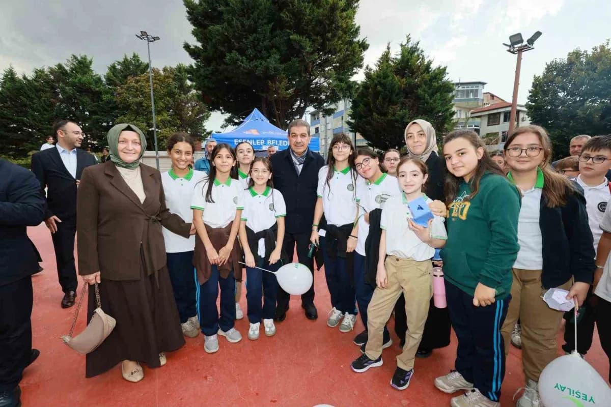 Esenler Belediye Başkanı Mehmet Tevfik Göksu öğrencilerle yakından ilgilendi.
