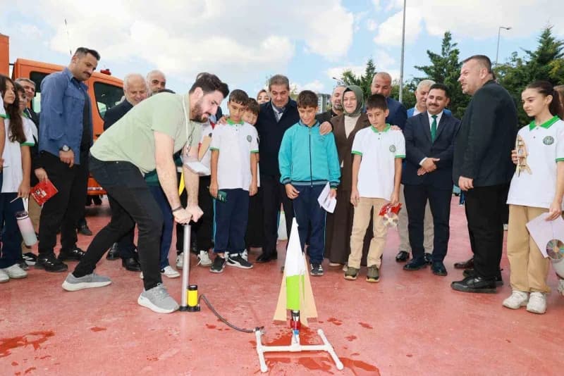 Esenler Belediyesi ve TÜBİTAK işbirliğiyle düzenlenen 2'nci Esenler Bilim İnovasyon ve Teknoloji Şenliğine katılan öğren