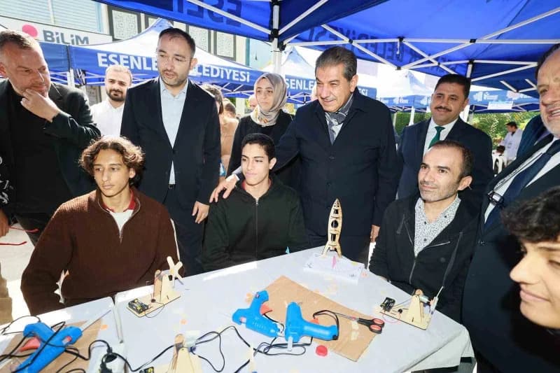 Esenler Belediye Başkanı Mehmet Tevfik Göksu öğrencilerle yakından ilgilendi.