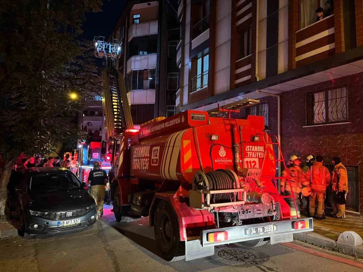 Esenler’de 4 katlı boş binanın çatısında yangın