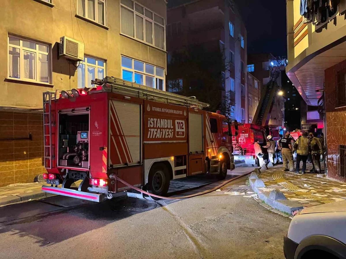 Esenler Fevzi Çakmak Mahallesi’nde boş binanın çatısında çıkan yangına müdahale eden itfaiye ekipleri