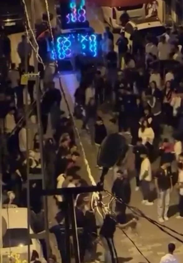 Esenyurt’ta asker eğlencesi sırasında yaşanan tartışmada ortalık savaş alanına döndü. Tarafların birbirine girdiği olayd