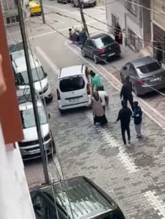 İstanbul Esenyurt'ta eski kocanın park halindeki araca çarpması sonrası kadının ailesinin saldırdığı anlar