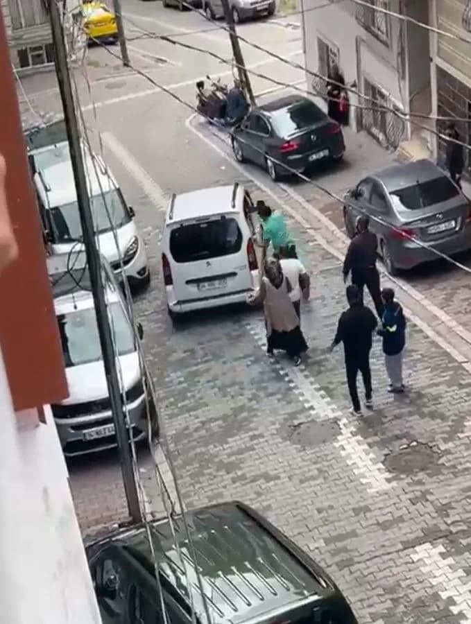 İstanbul Esenyurt'ta eski kocanın park halindeki araca çarpması sonrası kadının ailesinin saldırdığı anlar