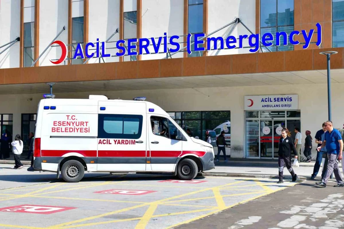 Esenyurt Belediyesi sağlık işleri ekibi hasta nakil hizmeti kapsamında hastayı ambulansa alıyor