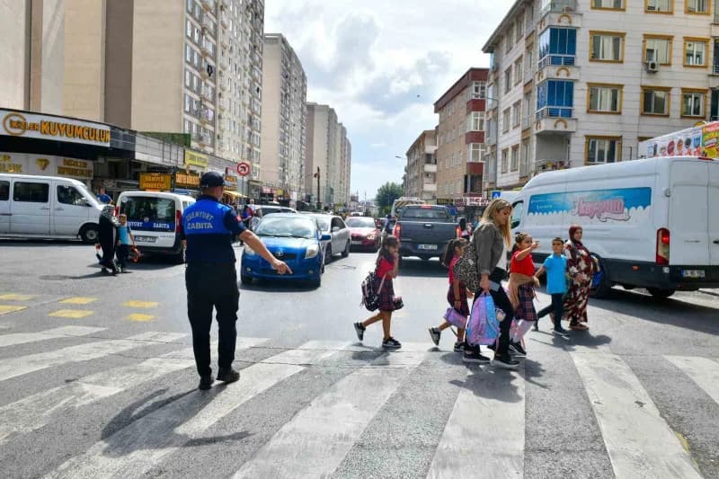 Yeni eğitim öğretim yılının başlamasıyla birlikte kolları sıvayan Esenyurt Belediyesi zabıta ekipleri, okul giriş ve çık