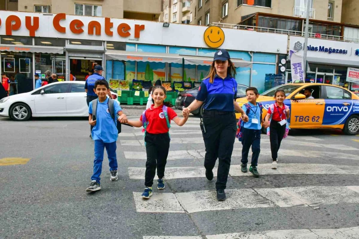 Esenyurt'ta okul çevresinde zabıta ekiplerinin trafik denetimi yapması